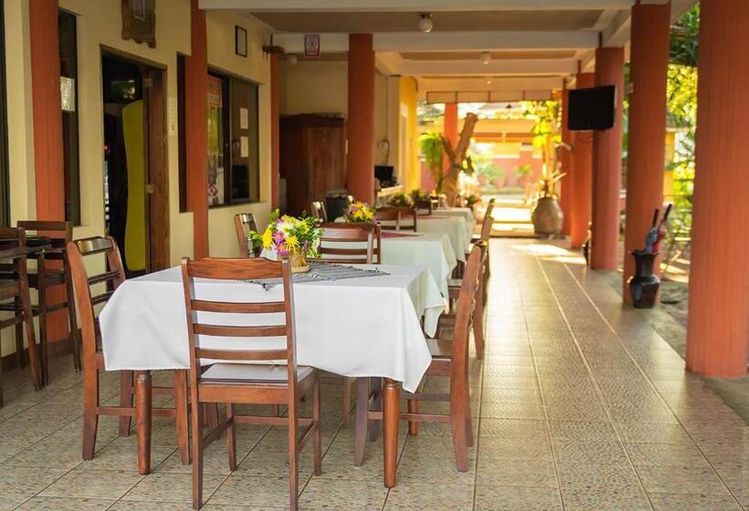 هتل Mansión Los Guichos