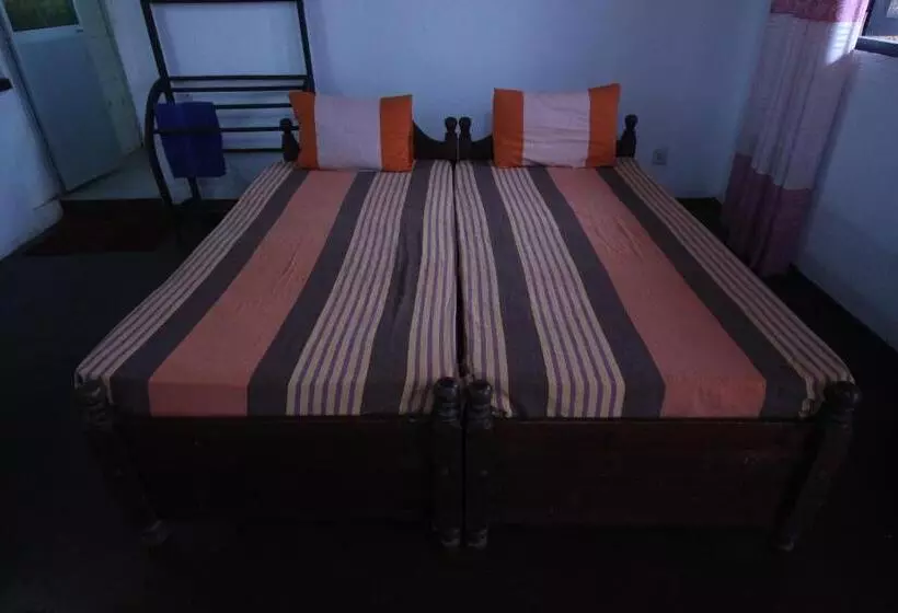 هتل White House Hostel