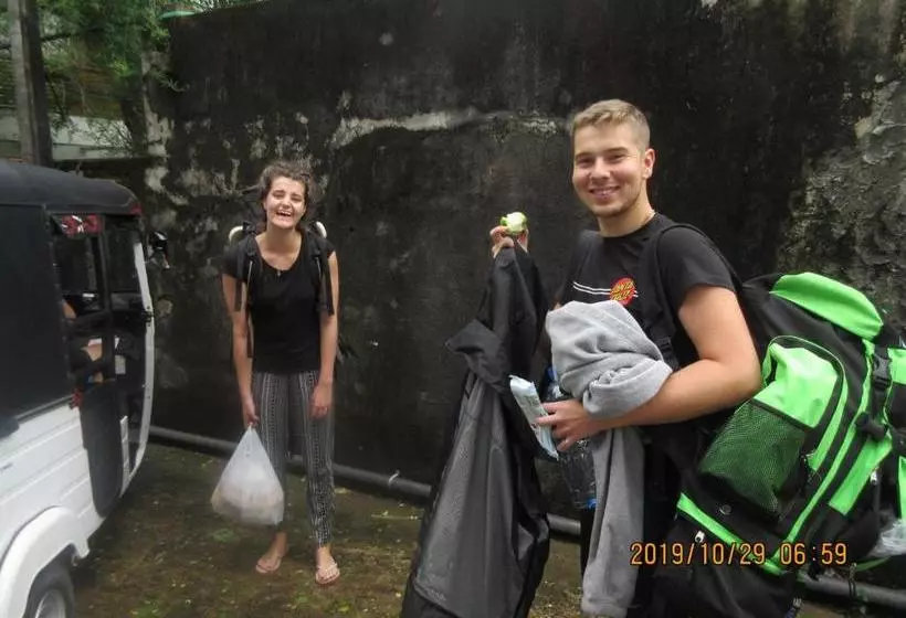 ユースホステル Hitchhike Backpackers