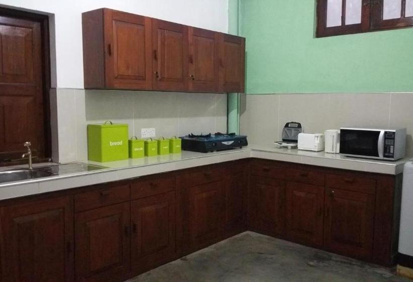 فندق صغير Hitchhike Backpackers