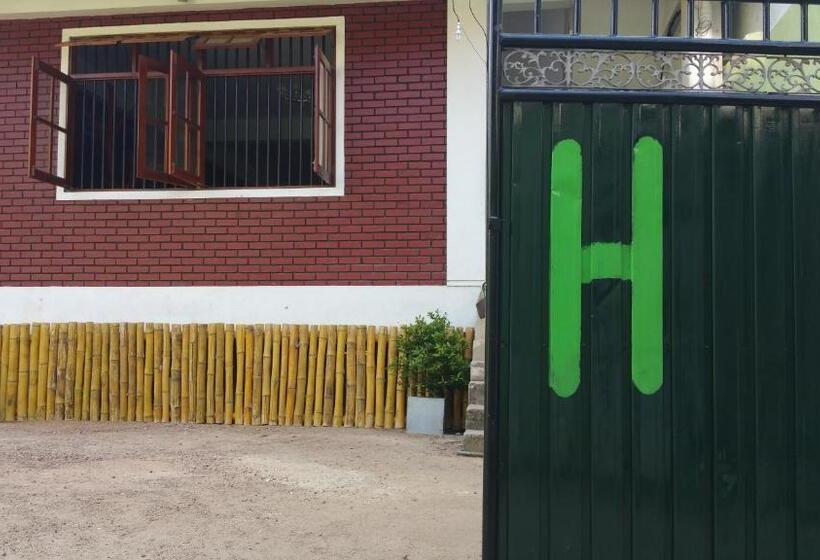 فندق صغير Hitchhike Backpackers