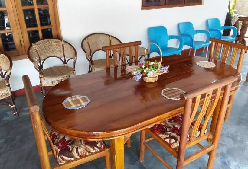 هتل Canal Side Guest House Polonnaruwa