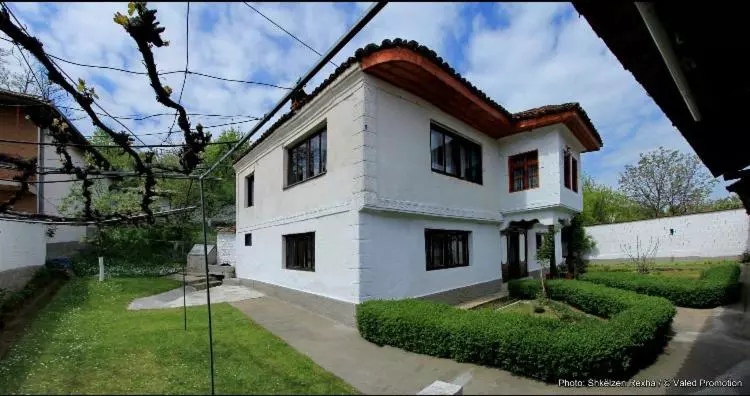 تختخواب و صبحانه Bujtina Zhaveli