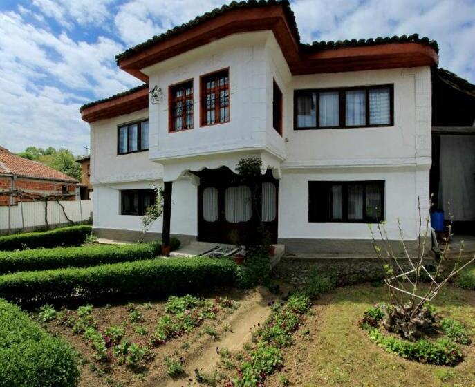 تختخواب و صبحانه Bujtina Zhaveli