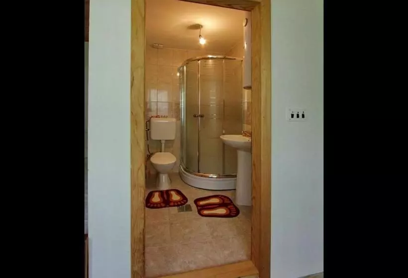 تختخواب و صبحانه Bujtina Zhaveli