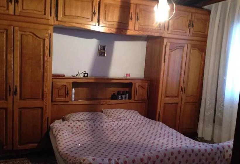 تختخواب و صبحانه Bujtina Zhaveli