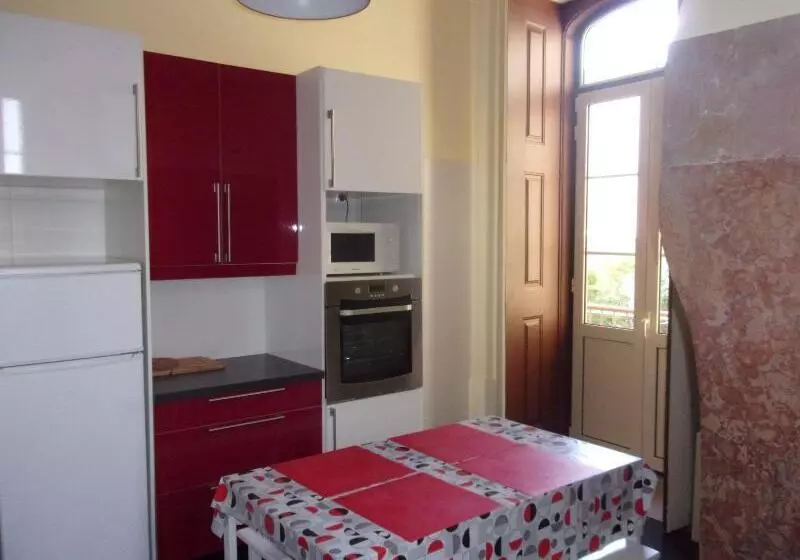 Hostel 402
