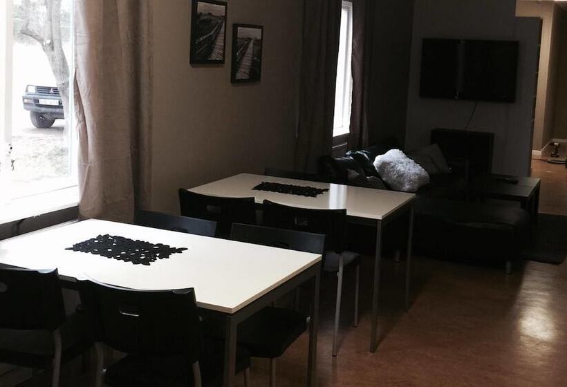 Stf Hostel Lärbro/grannen