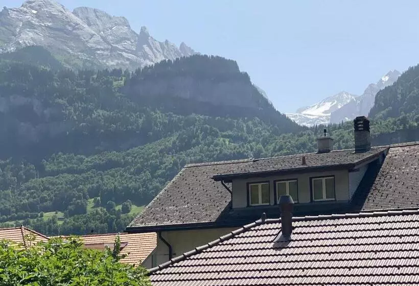 Retkeilymaja Hasli Lodge