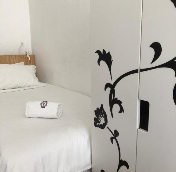 Grapes & Bites  Hostel And Wines