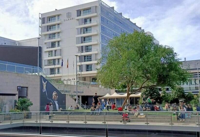 2 Beds Luxury Apartment In The Heart Of Chatswood12