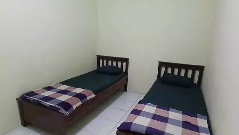 Hotelli Spot On 93965 Ibrahim Guest House Syariah