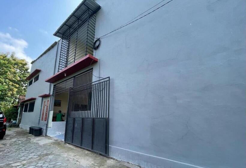 ホテル Spot On 93965 Ibrahim Guest House Syariah