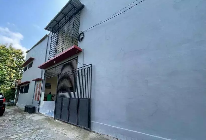 Hotelli Spot On 93965 Ibrahim Guest House Syariah