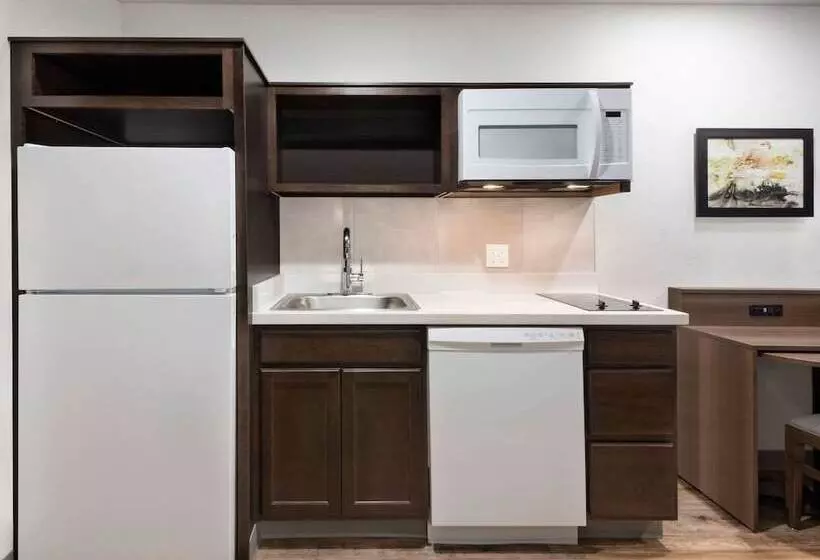 Hotelli Woodspring Suites Kansas City Airport