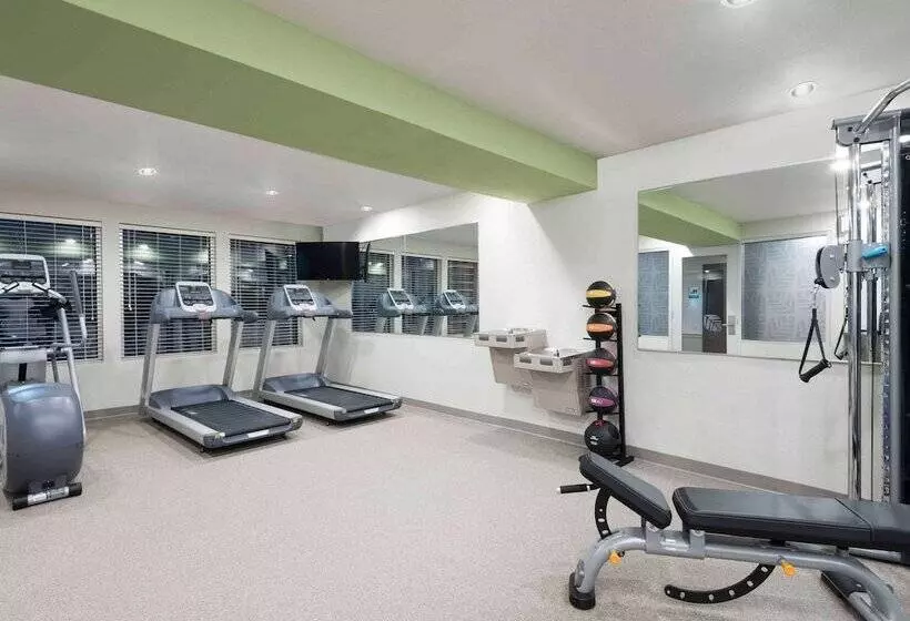 Hotelli Woodspring Suites Kansas City Airport