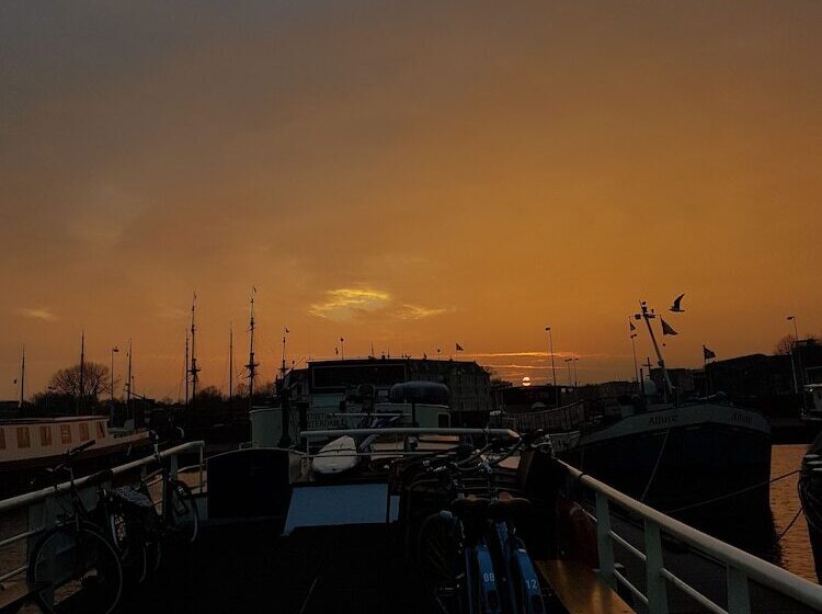Albergue Amsterdam Hotelboat