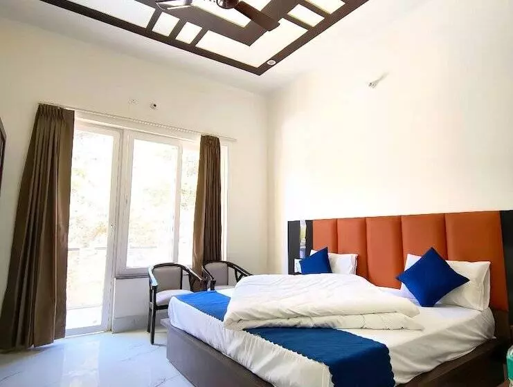 Hotelli Hill River View Resort