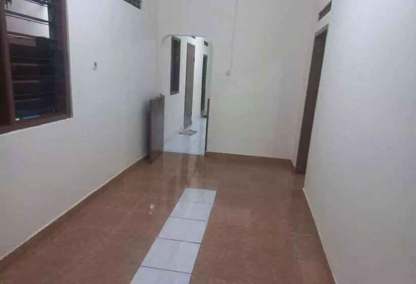 ホテル Spot On 93917 Homestay Adreena Syariah