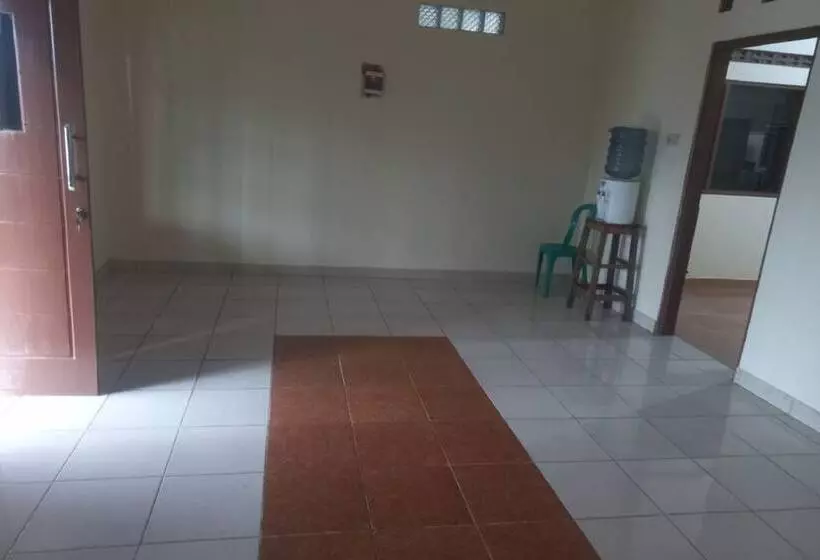ホテル Spot On 93917 Homestay Adreena Syariah