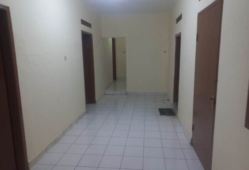 בית מלון כפרי Spot On 93917 Homestay Adreena Syariah