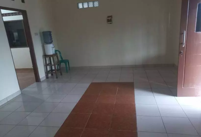 ホテル Spot On 93917 Homestay Adreena Syariah