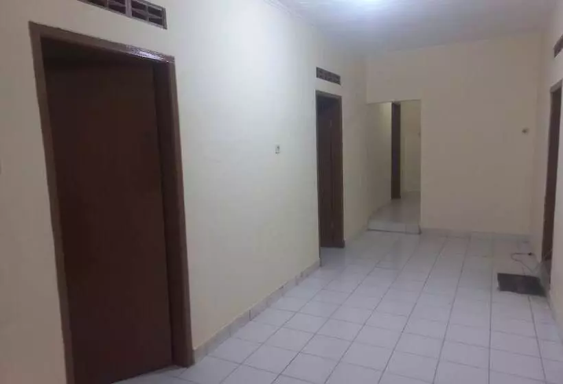 ホテル Spot On 93917 Homestay Adreena Syariah