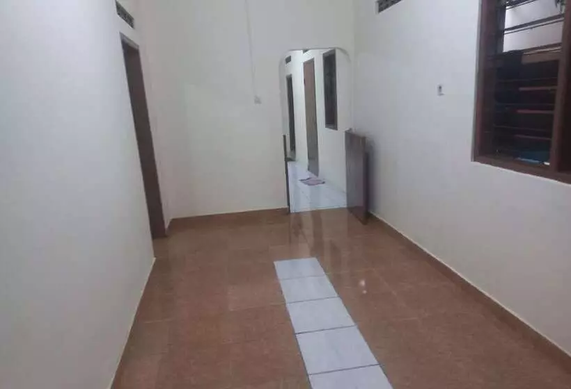 ホテル Spot On 93917 Homestay Adreena Syariah