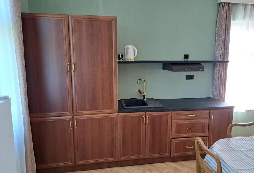 پانسیون Eagles Court   Orlovski Vrt