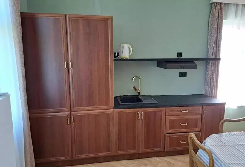پانسیون Eagles Court Orlovski Vrt