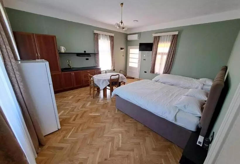 پانسیون Eagles Court Orlovski Vrt