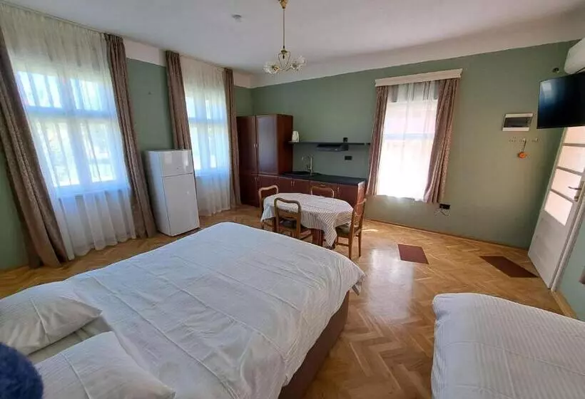 پانسیون Eagles Court Orlovski Vrt