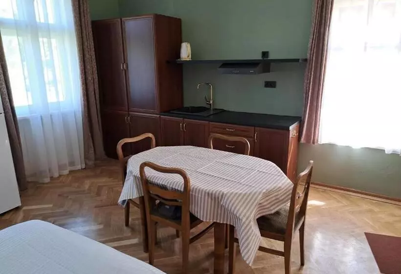پانسیون Eagles Court Orlovski Vrt