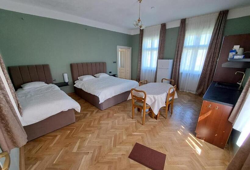 پانسیون Eagles Court   Orlovski Vrt