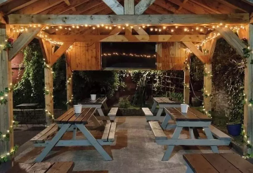 Retkeilymaja Prince Of Wales Pub And Accommodation