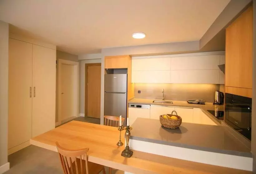 Krem Marin Suits Otel