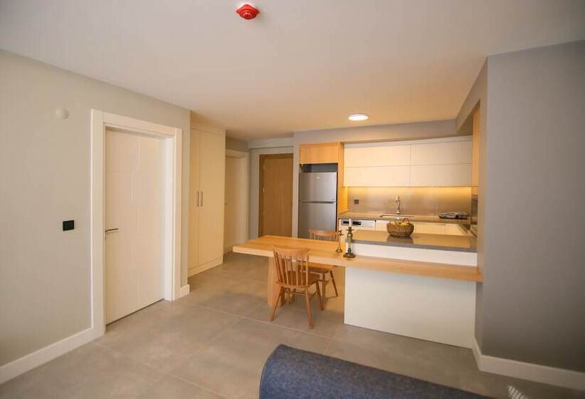 Krem Marin Suits Otel