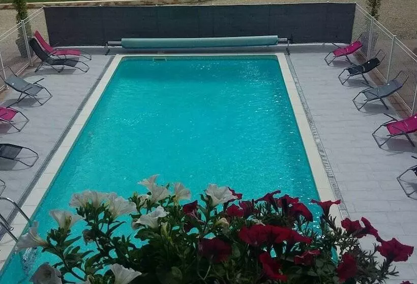 Hotelli Hôtel Les Pins