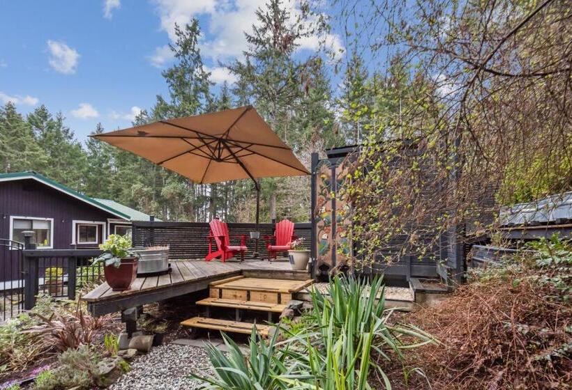 Salt Spring Carriage House B&b