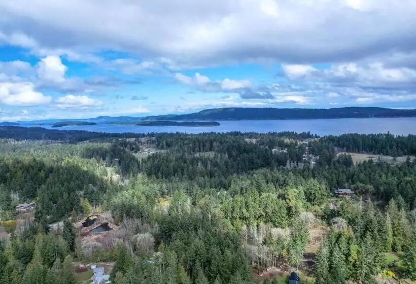 Salt Spring Carriage House B&b