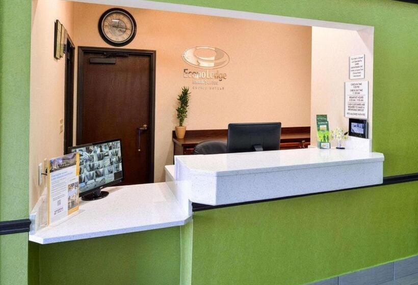 호텔 Econo Lodge Inn & Suites