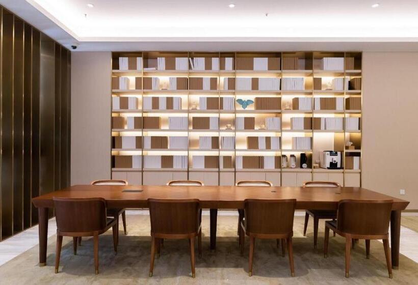 Ji Hotel Shanghai Jiangning Road Metro Station