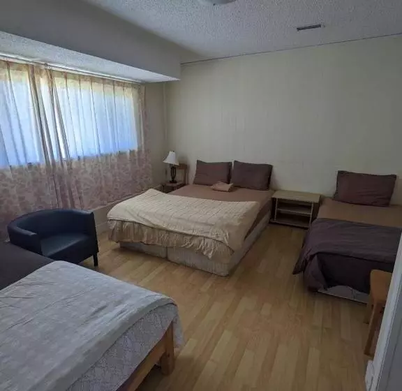 ユースホステル Vancouver Backpacker House   10 Min Walk To Metrotown Skytrain Station