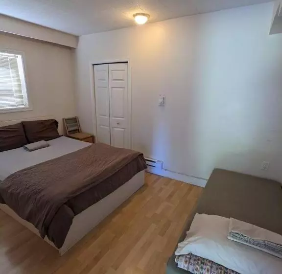 ユースホステル Vancouver Backpacker House   10 Min Walk To Metrotown Skytrain Station