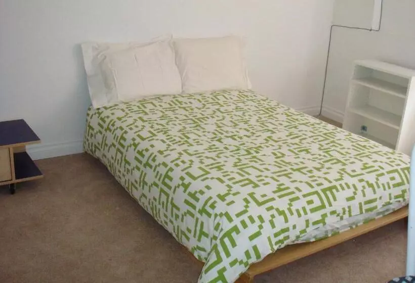 ユースホステル Vancouver Backpacker House   10 Min Walk To Metrotown Skytrain Station