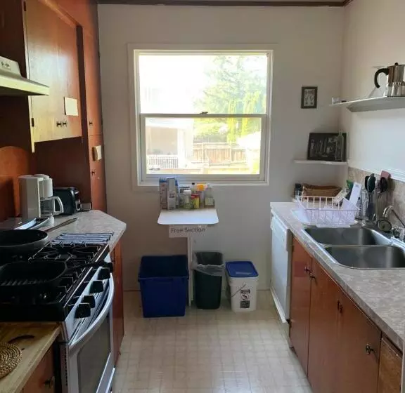 ユースホステル Vancouver Backpacker House   10 Min Walk To Metrotown Skytrain Station