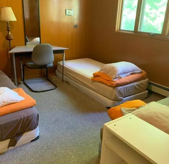 ユースホステル Vancouver Backpacker House   10 Min Walk To Metrotown Skytrain Station