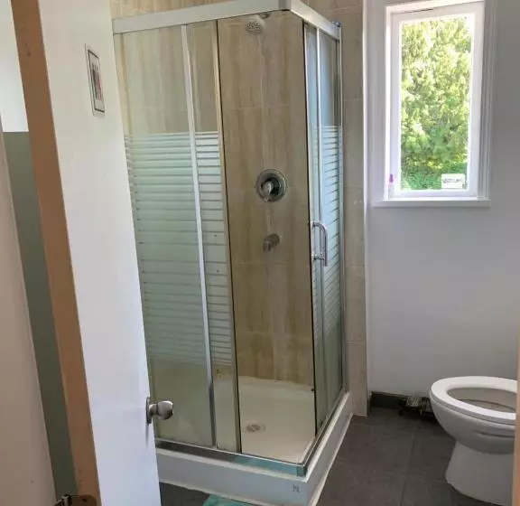 ユースホステル Vancouver Backpacker House   10 Min Walk To Metrotown Skytrain Station