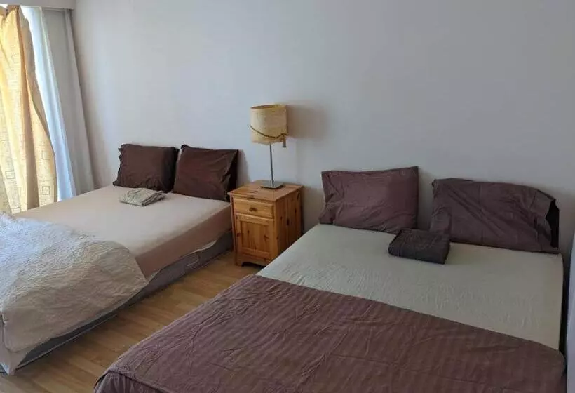 ユースホステル Vancouver Backpacker House   10 Min Walk To Metrotown Skytrain Station