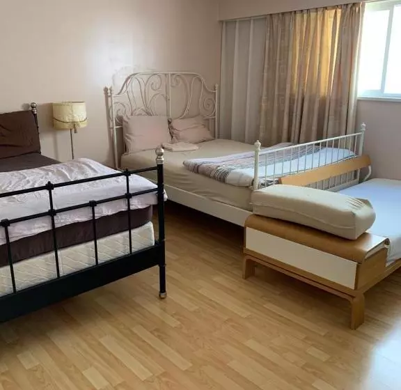 ユースホステル Vancouver Backpacker House   10 Min Walk To Metrotown Skytrain Station